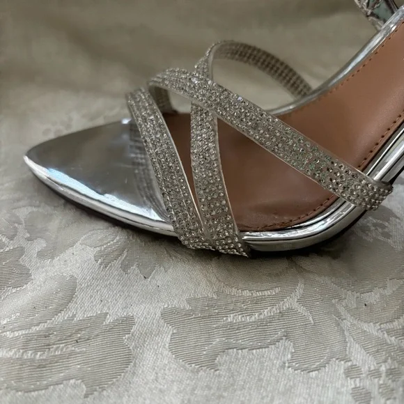 NWOT Jessica Simpson Silver/Crystal Waylane Sandal, Size 8.5 - Picture 10 of 15
